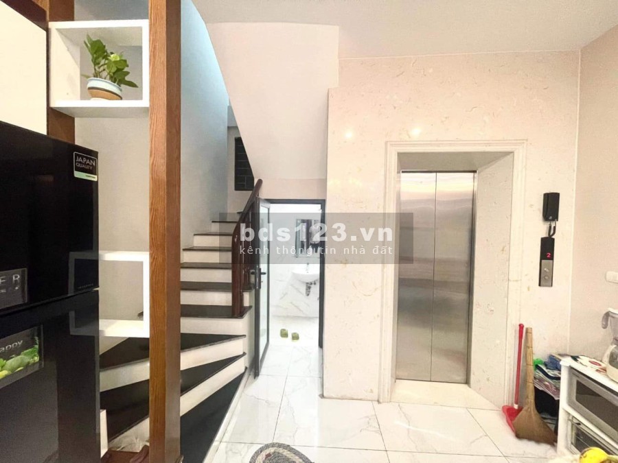 Nhà mới lung linh thang máy gần phố tặng đầy đủ nội thất, bán nhanh để chuyển chỗ ở gần công ty