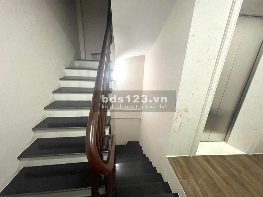 Nhà mới lung linh thang máy gần phố tặng đầy đủ nội thất, bán nhanh để chuyển chỗ ở gần công ty