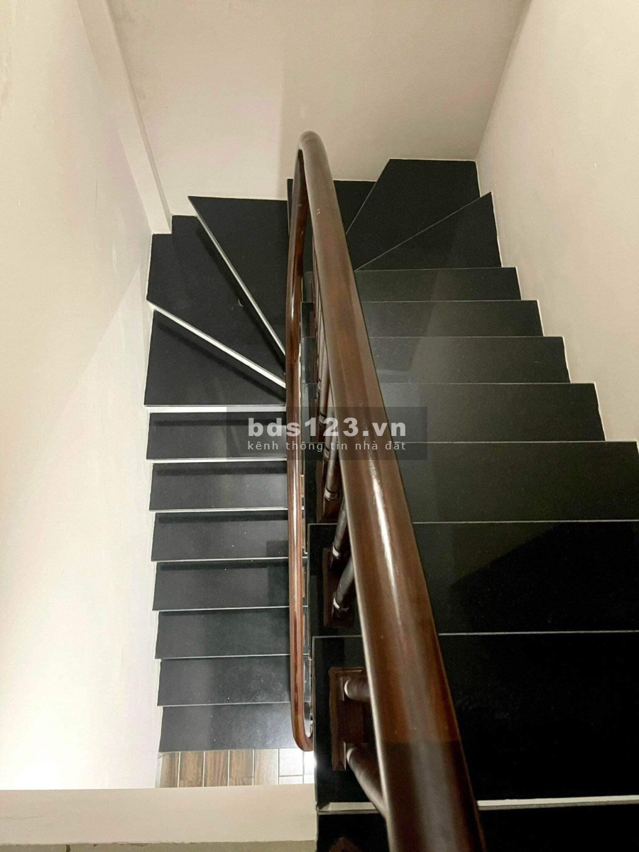 Nhà mới lung linh thang máy gần phố tặng đầy đủ nội thất, bán nhanh để chuyển chỗ ở gần công ty