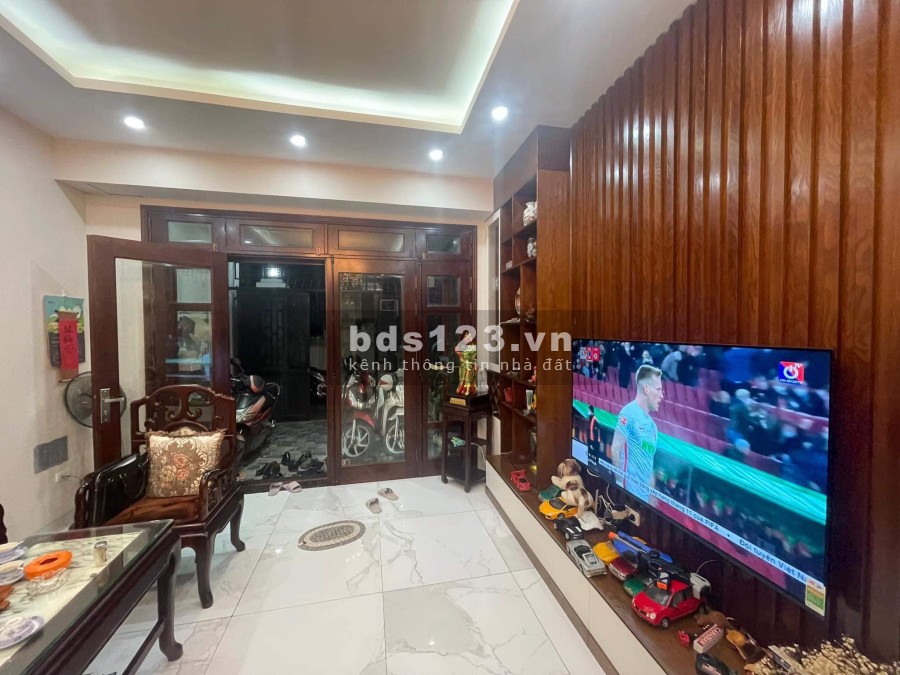 Nhà mới lung linh thang máy gần phố tặng đầy đủ nội thất, bán nhanh để chuyển chỗ ở gần công ty