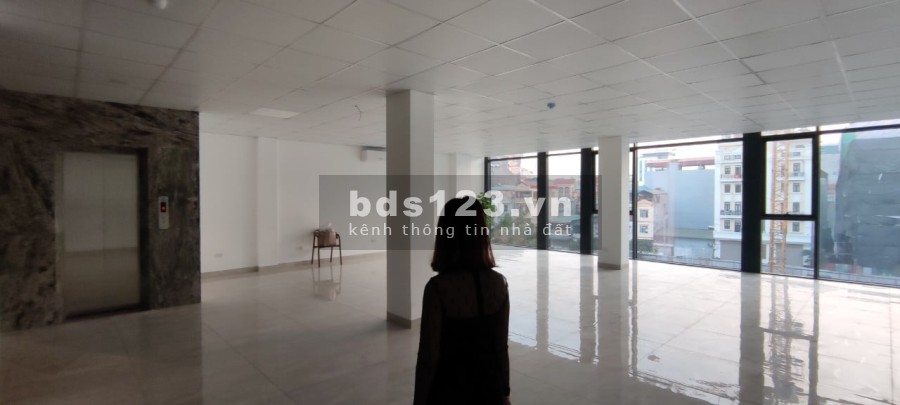 Cho thuê văn phòng Võ Chí CÔng, ngõ rộng 2 ô tô, diện tích sử dụng 170m2, đầy đủ công năng