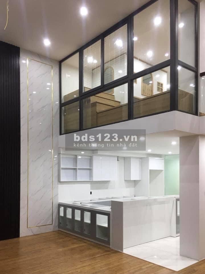 Showroom Mặt Phố 162m2 Nguyễn Sơn vị trí vàng chỉ hơn 140tr/m (Có TL) lh 0924428666