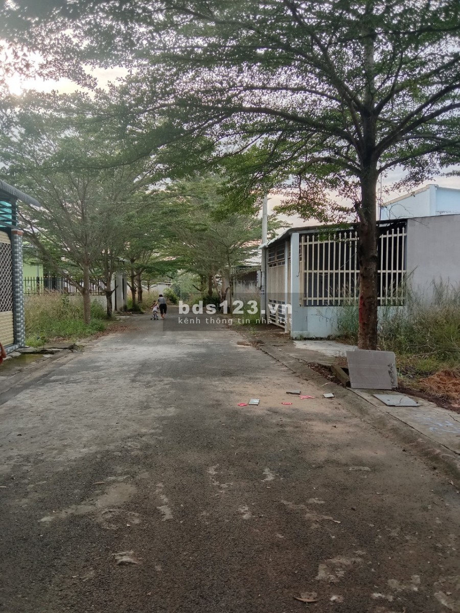 Kinh doanh thủy sản thua lỗ tôi bán lỗ 200m2 đất đô thị và 16 phòng trọ cạnh chợ khu công nghiệp KD