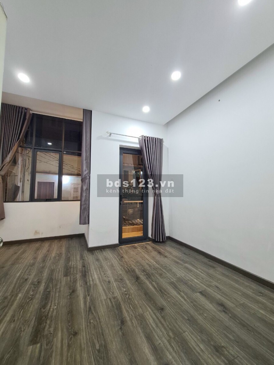 Bán nhà phô nguyên căn có 1 trệt 2 lầu, giá hấp dẫn đầu tư sinh lợi, hẻm Lạc Long Quân