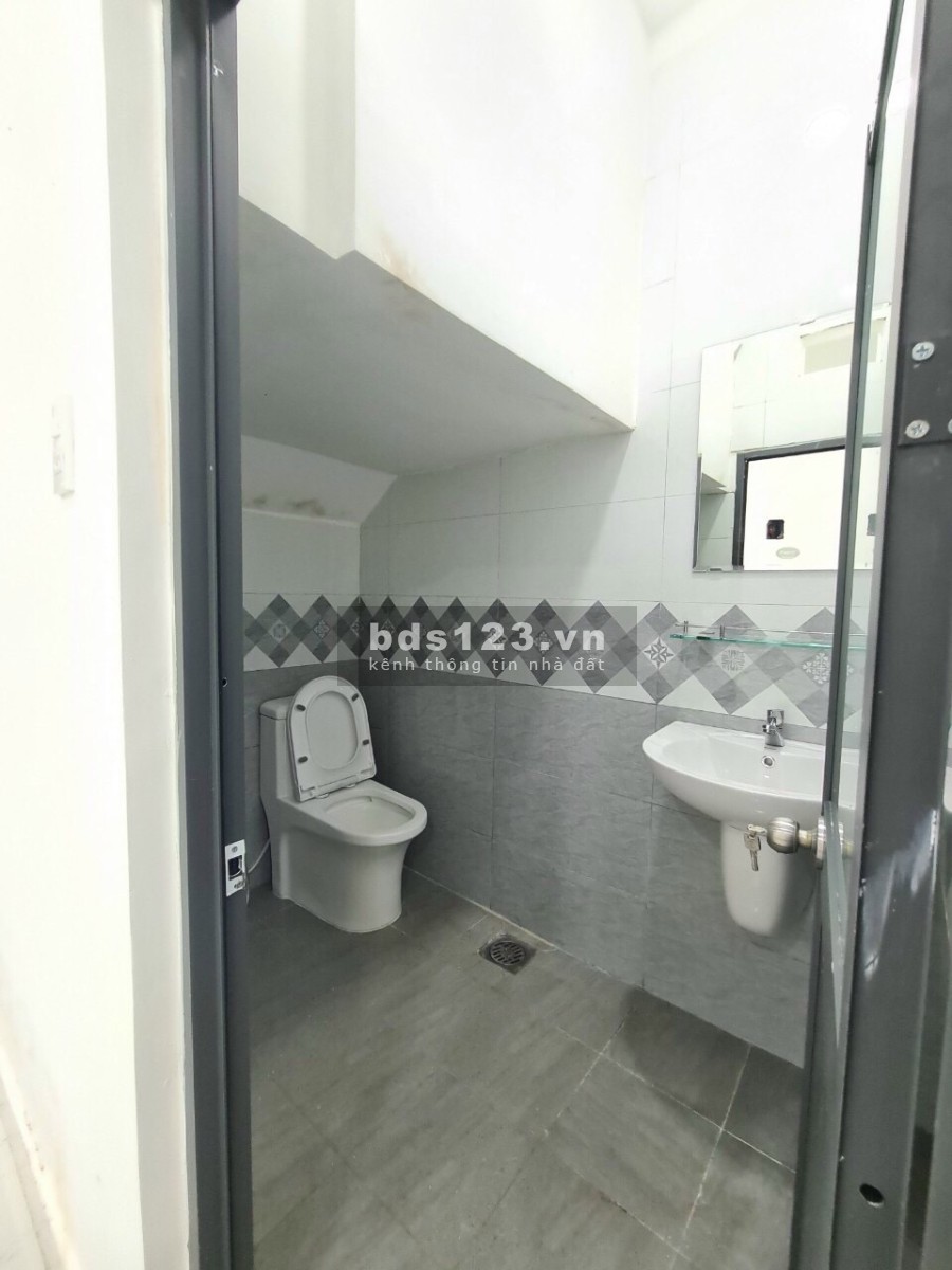 Bán nhà phô nguyên căn có 1 trệt 2 lầu, giá hấp dẫn đầu tư sinh lợi, hẻm Lạc Long Quân