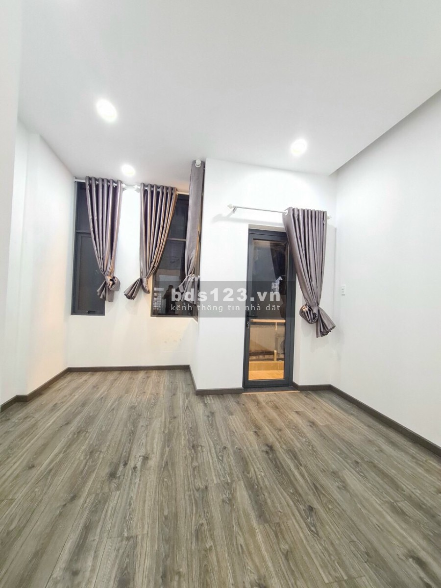 Bán nhà phô nguyên căn có 1 trệt 2 lầu, giá hấp dẫn đầu tư sinh lợi, hẻm Lạc Long Quân