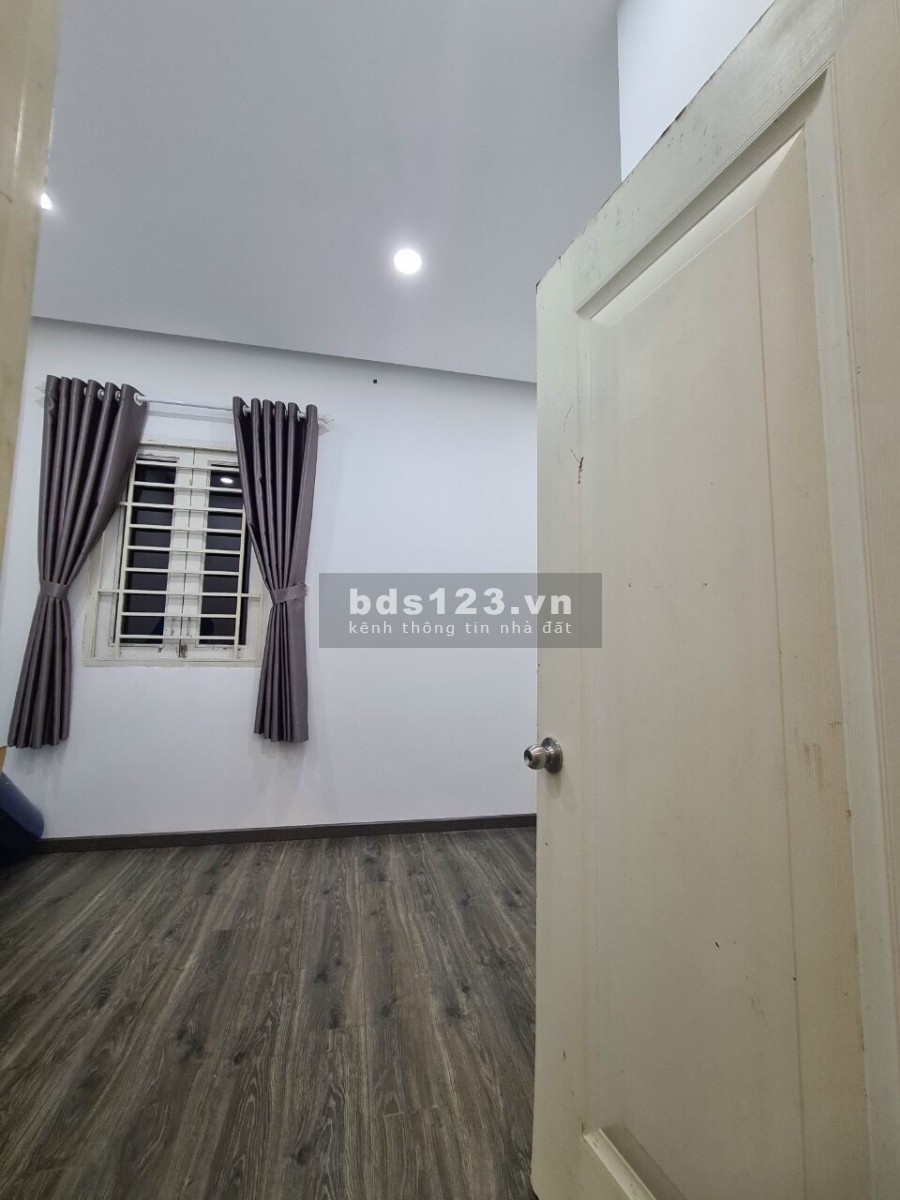 Bán nhà phô nguyên căn có 1 trệt 2 lầu, giá hấp dẫn đầu tư sinh lợi, hẻm Lạc Long Quân