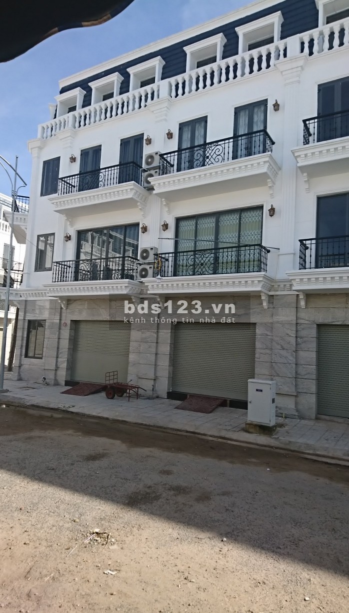 Bán nhà khu chợ mới huyện Thới Lai - Cần Thơ 1 trệt, 3 lầu đúc, giao thông thuận tiện