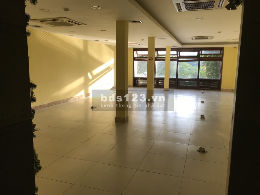 Cho thuê nhà HAI MẶT TIỀN - vị trí đắc địa View Hồ Trúc Bạch, Hồ Tây, đường Thanh Niên