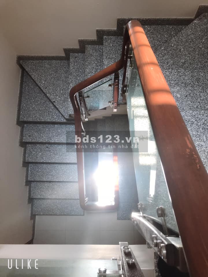 Chưa tới 100 triệu/m2 có ngay nhà trung tâm Bình Thạnh 7 chỗ ngủ trong nhà 3 lầu, sân thượng