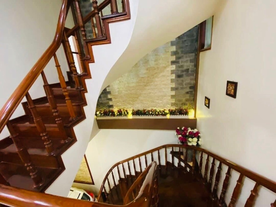 Bán Gấp Nhà Phố Trần Thái Tông, Cầu Giấy, Nhà mới, có sân để xe, DT 65m2 x 5 T, giá 6.9 Tỷ.