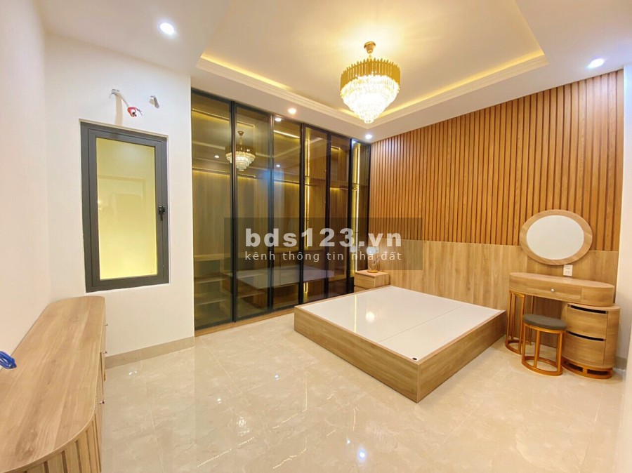 Bán nhà phố mặt tiền đường lớn trung tâm Ninh Thuận, tiện ích đầy đủ, đường lớn lhcc