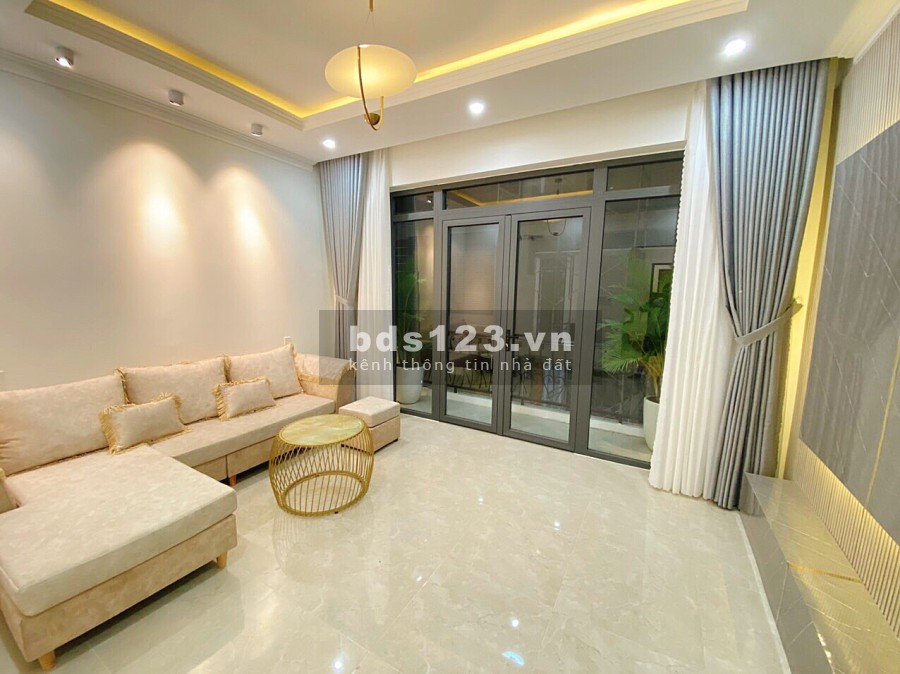 Bán nhà phố mặt tiền đường lớn trung tâm Ninh Thuận, tiện ích đầy đủ, đường lớn lhcc