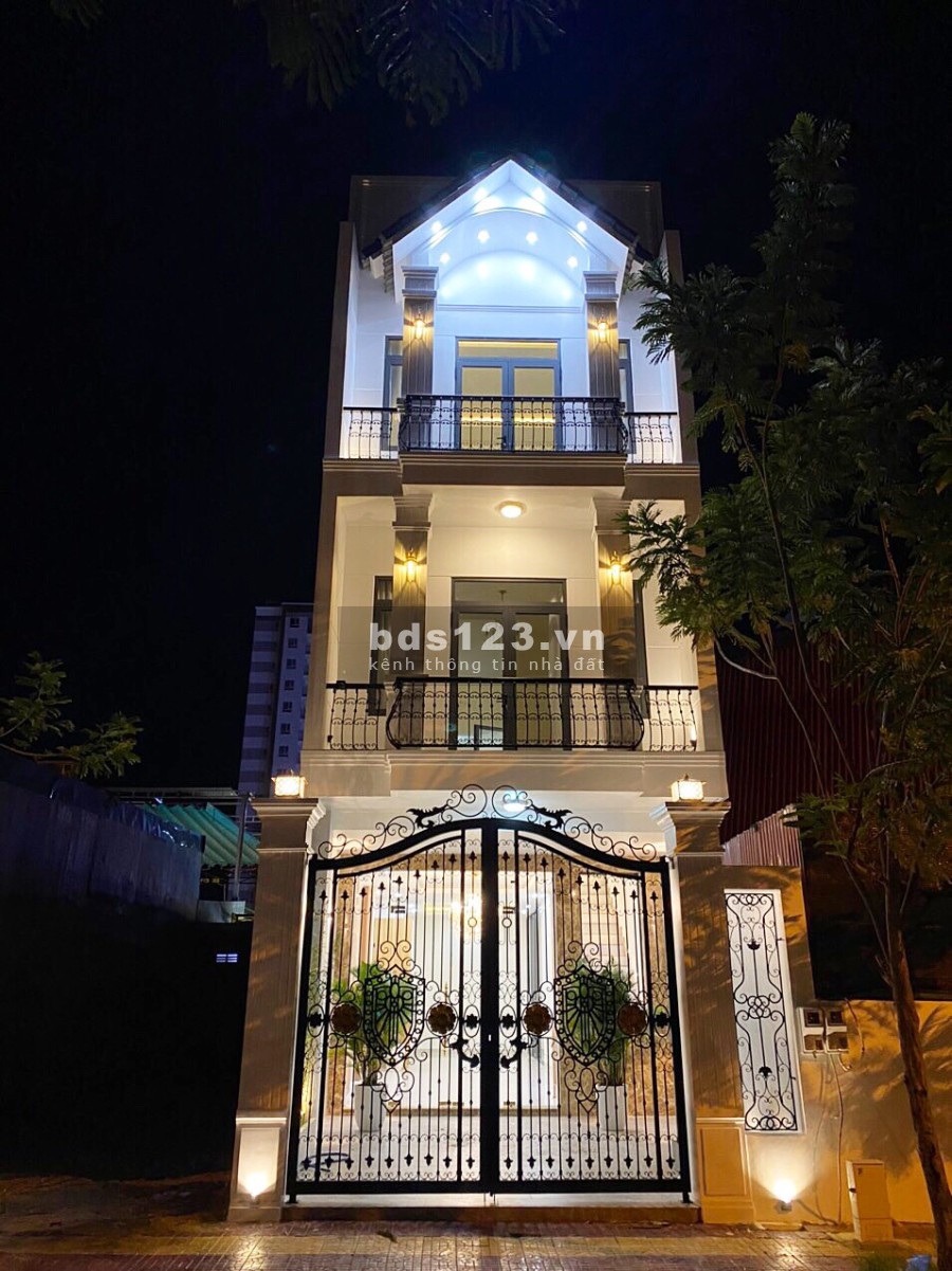 Bán nhà phố mặt tiền đường lớn trung tâm Ninh Thuận, tiện ích đầy đủ, đường lớn lhcc