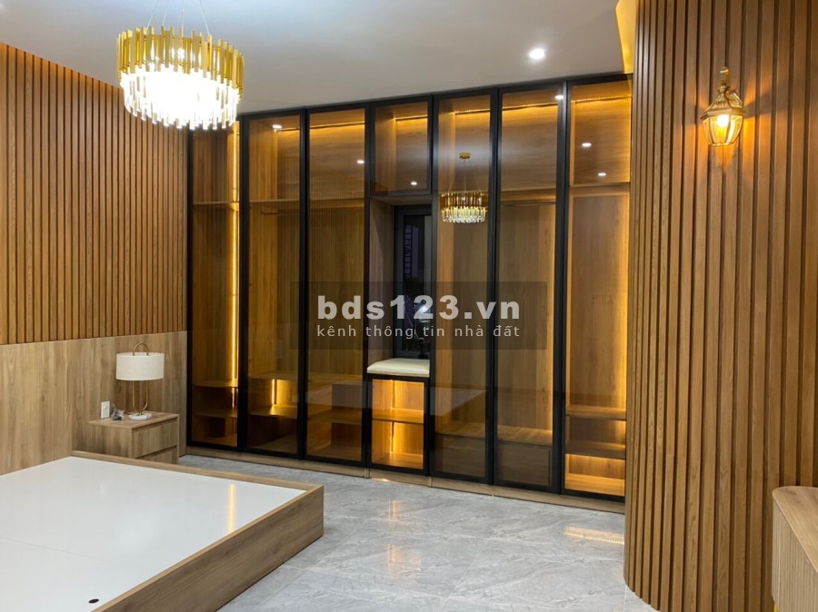 Bán nhà phố mặt tiền đường lớn trung tâm Ninh Thuận, tiện ích đầy đủ, đường lớn lhcc