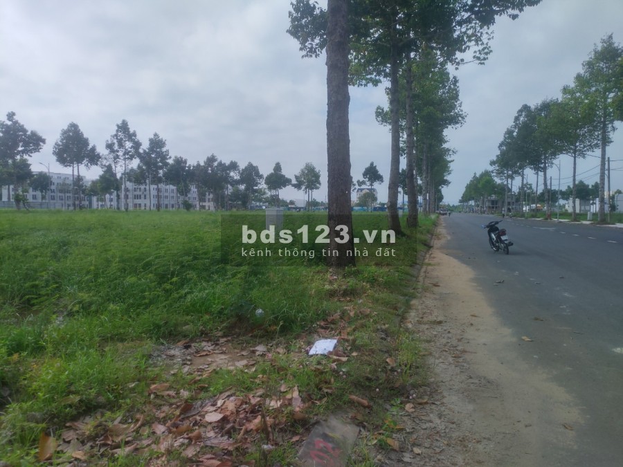 Bán lô đất 5x25 đường 25m, gần trường cấp 1,2,3 công an quận, đặc biệt gần quảng trường trung tâm