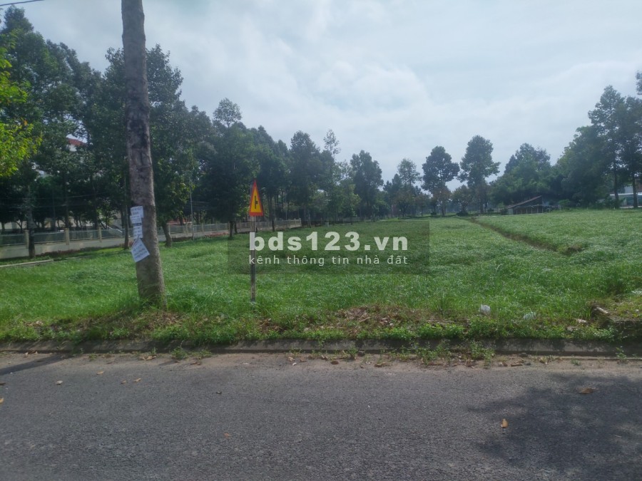 Bán đất ngay trung tâm HC quận Bình Thủy, kế bên quảng trường công viên, đường cây xanh 25m
