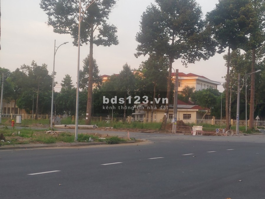 Bán lô đất xây biệt thự, mua đầu tư gần công viên quảng trường trung tâm quận Bình Thủy