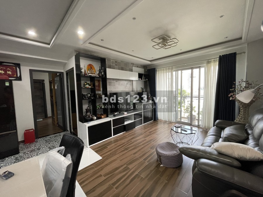 Bán căn hộ 3 phòng ngủ rộng 113 m vuông giá 5,5 tỷ lầu 4 view đẹp CHCC Cosmo Quận 7