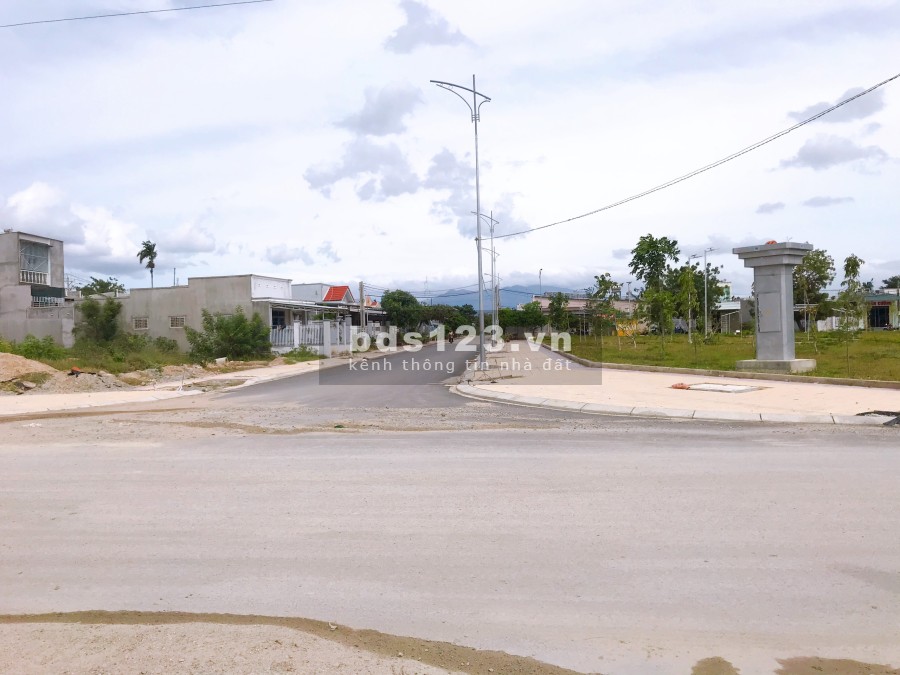 Bán nhà phố mặt tiền đường lớn trung tâm Ninh Thuận, tiện ích đầy đủ, đường lớn lhcc