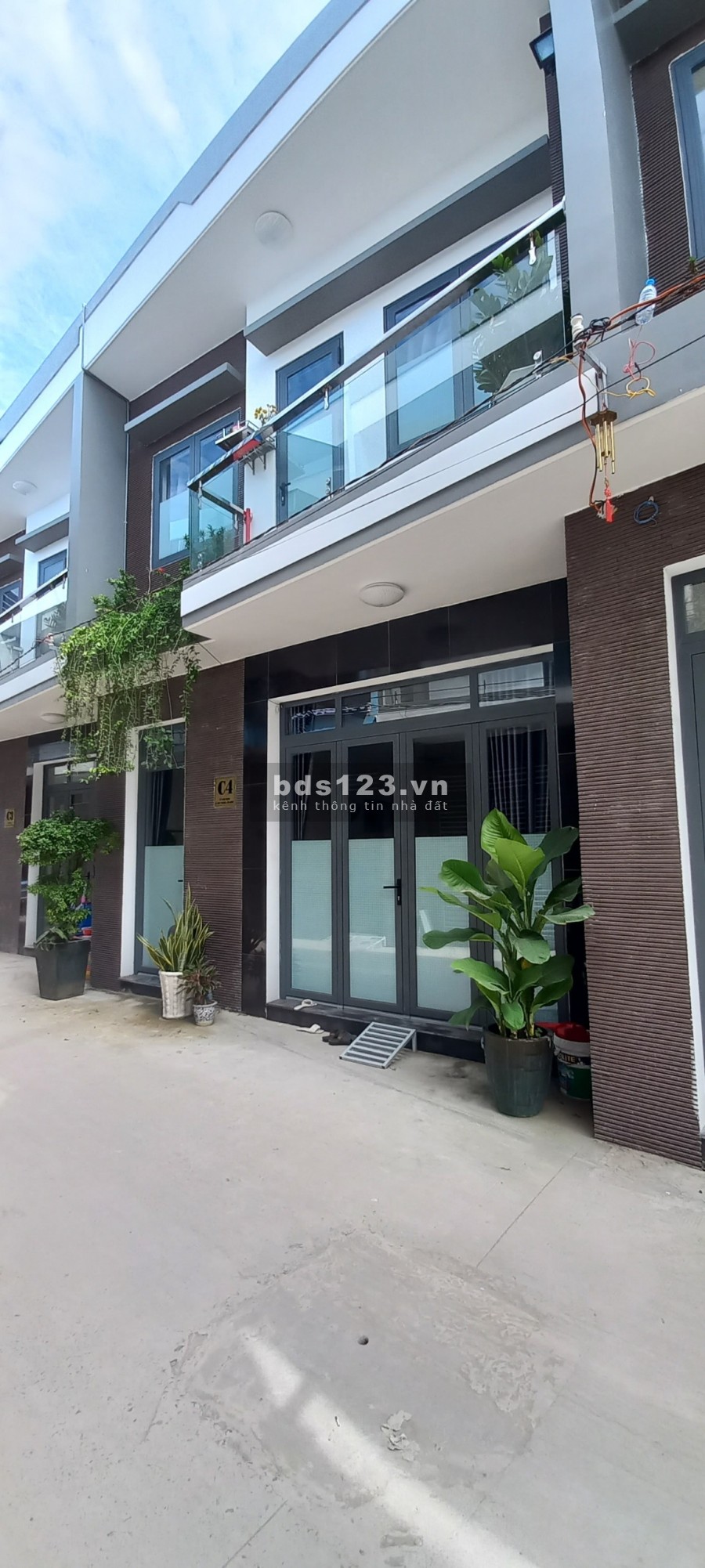 Bán nhà nguyên căn kiến trúc đẹp 1 trệt 1 lầu gần chợ Bình Chánh, hoàn thiện dọn vào ở ngay
