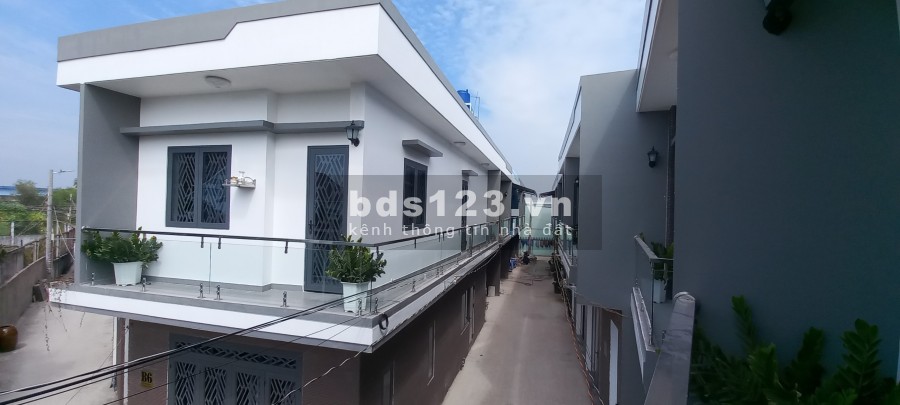 Bán nhà nguyên căn kiến trúc đẹp 1 trệt 1 lầu gần chợ Bình Chánh, hoàn thiện dọn vào ở ngay