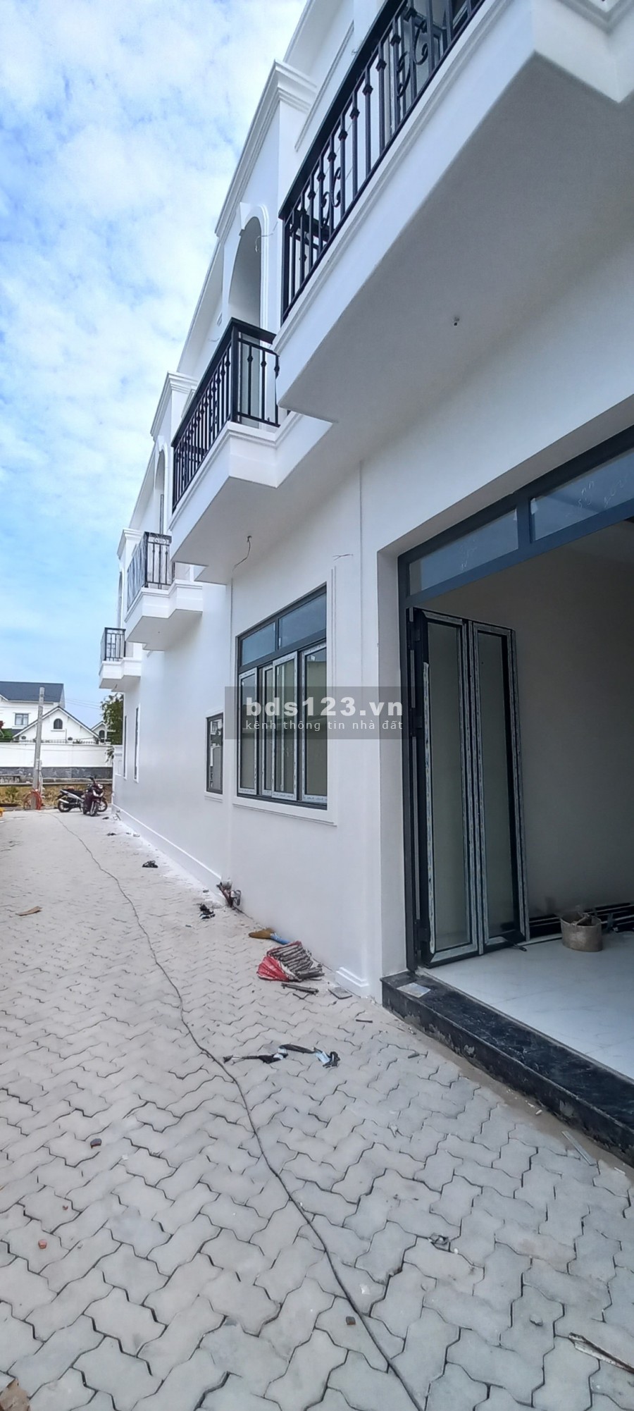 Bán nhà nguyên căn kiến trúc đẹp 1 trệt 1 lầu gần chợ Bình Chánh, hoàn thiện dọn vào ở ngay