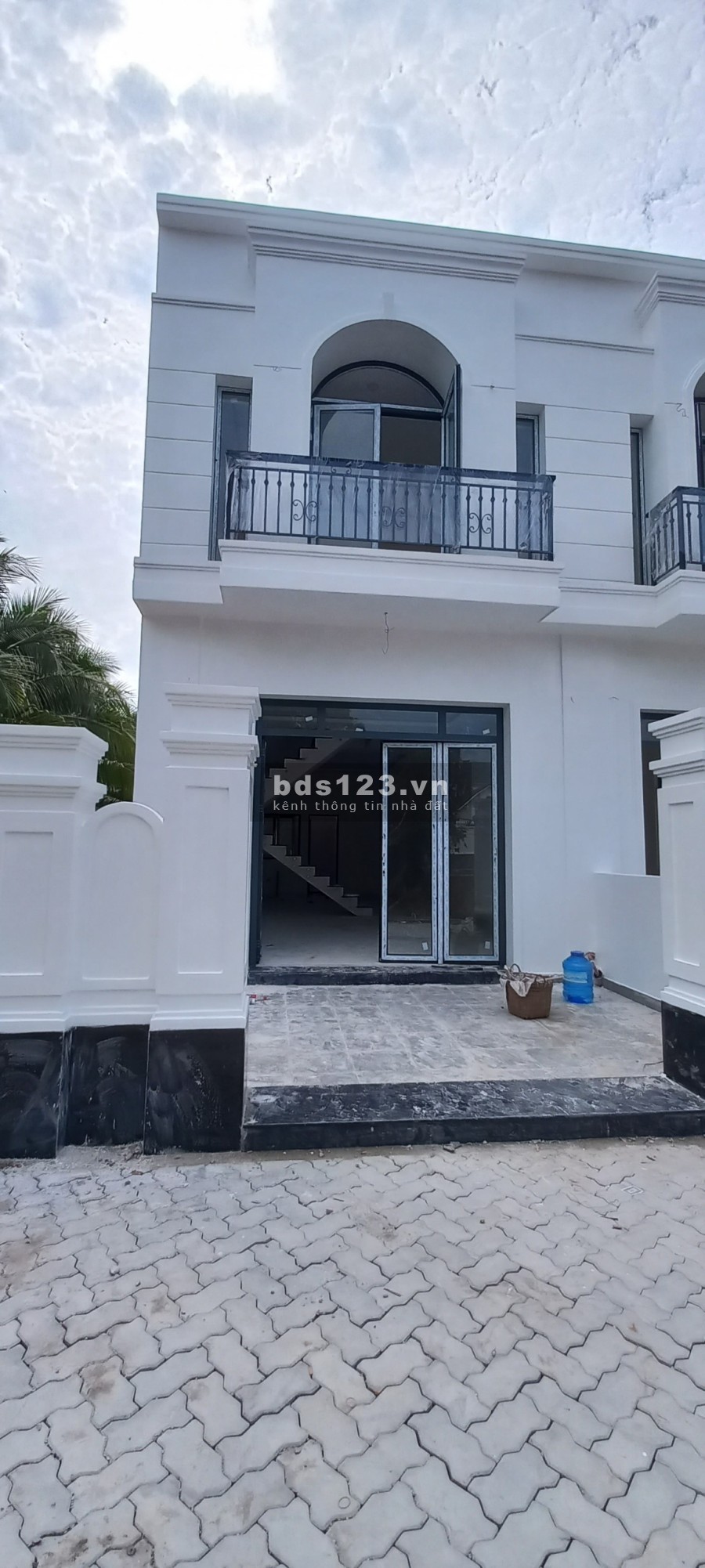 Bán nhà nguyên căn kiến trúc đẹp 1 trệt 1 lầu gần chợ Bình Chánh, hoàn thiện dọn vào ở ngay