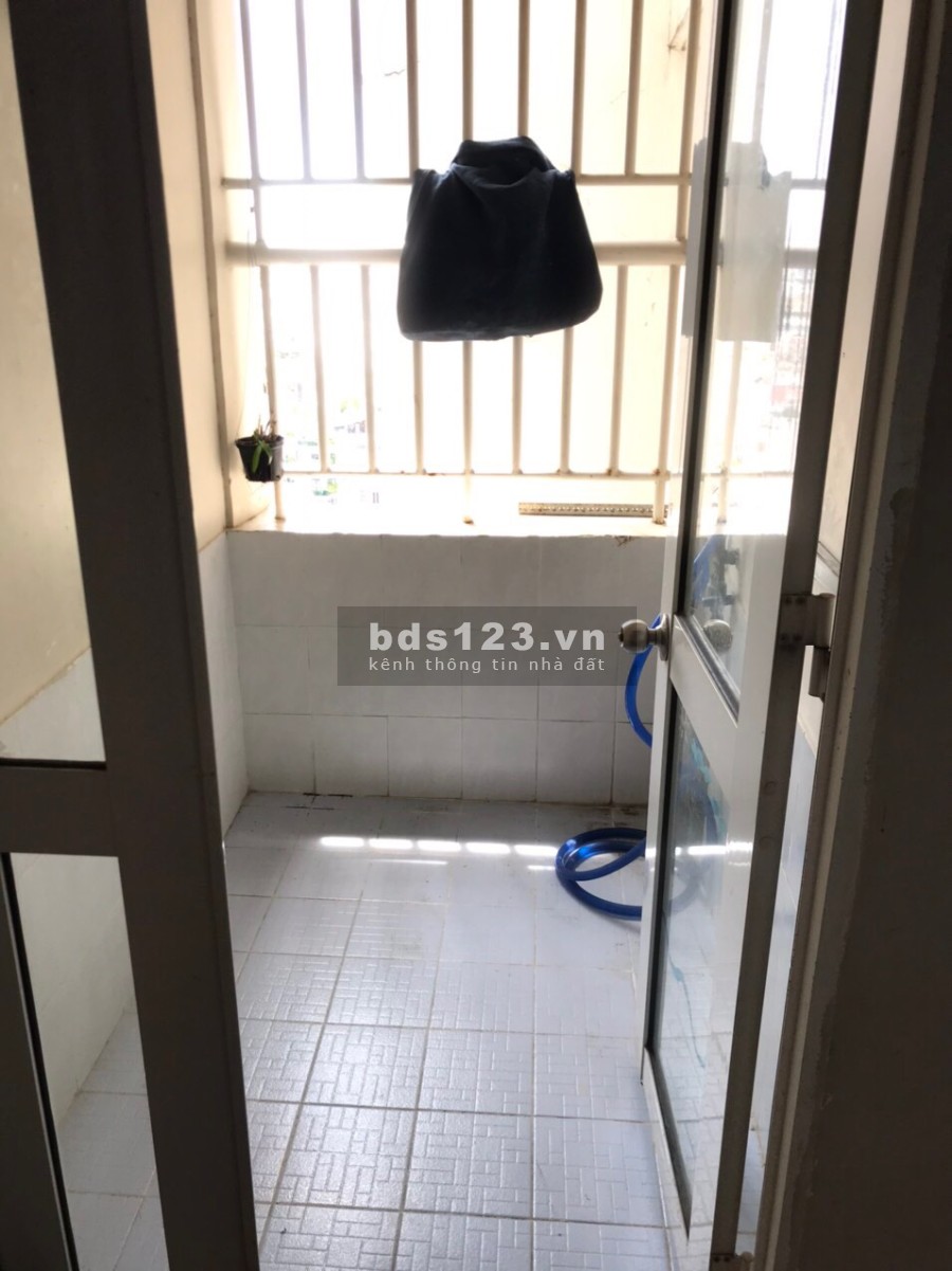 Bán nhanh căn hộ Bàu Cát II, 2pn, 1wc, nhà trống, bán giá 1 tỷ 700tr. Liên hệ: 0384015896 - Chị Mỹ