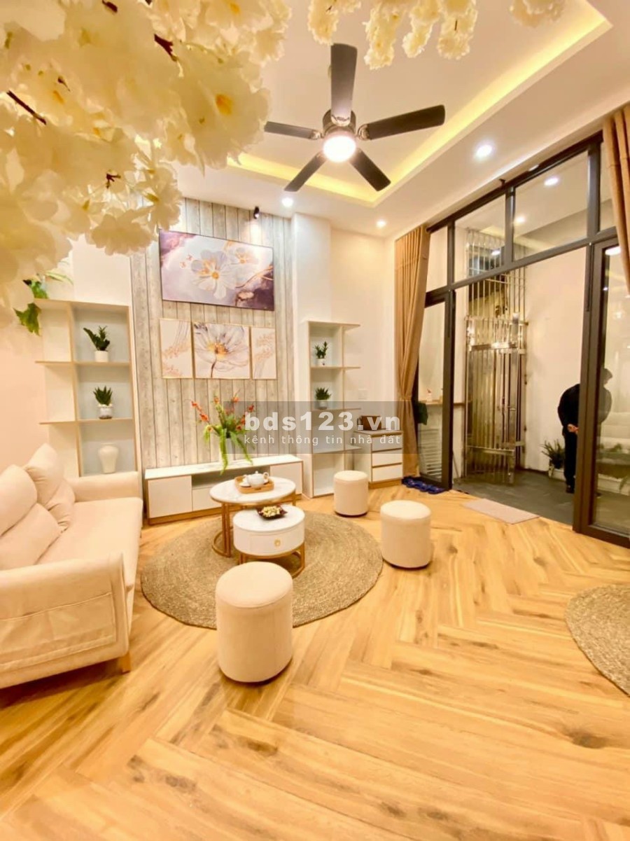 Trung tâm Cầu Giấy lô góc nhỉnh 4 tỷ, ngõ 2 ô tô tránh mặt tiền rộng, bàn giao ở luôn, lhcc