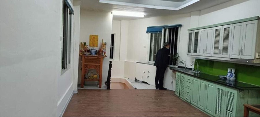 Bán nhà Hoàng Hoa Thám, ngõ ô tô. Vừa ở vừa kinh doanh đúc kiên cố 5 tầng, đầy đủ công nắng