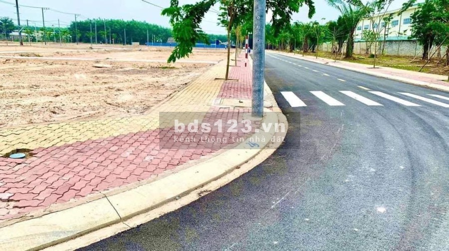 Cần bán lô đất mặt nhựa 15m, ngang 8m, sâu 22m, mình đã tách thành 2 sổ hòng riêng