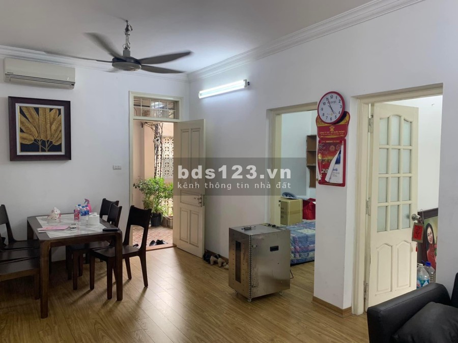 Bán gấp nhà căn hộ tập thể Lý Nam Đế giá 3,3 tỷ, 80m, lô góc mới đẹp, ở luôn