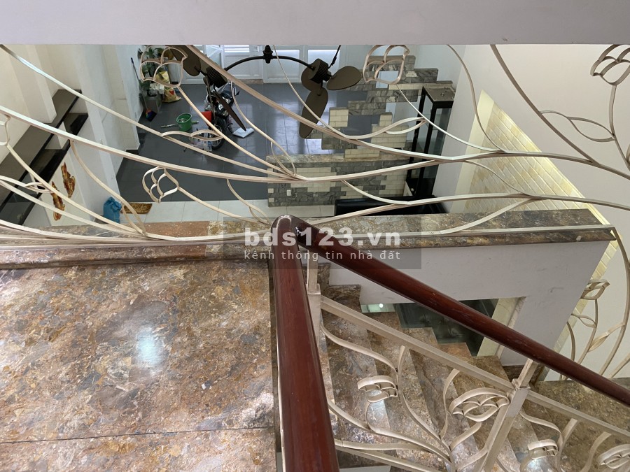 Cho thuê nhà diện tích sử dụng 7 x 24, 1 trệt 3 lầu đường Lý Phục Man, Quận 7 giá tốt