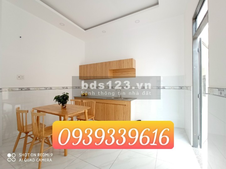 Cần bán căn nhà sổ riêng giá 700 triệu ngay thị trấn Đức Hoà, thổ cư 100%, sở hữu vĩnh viễn