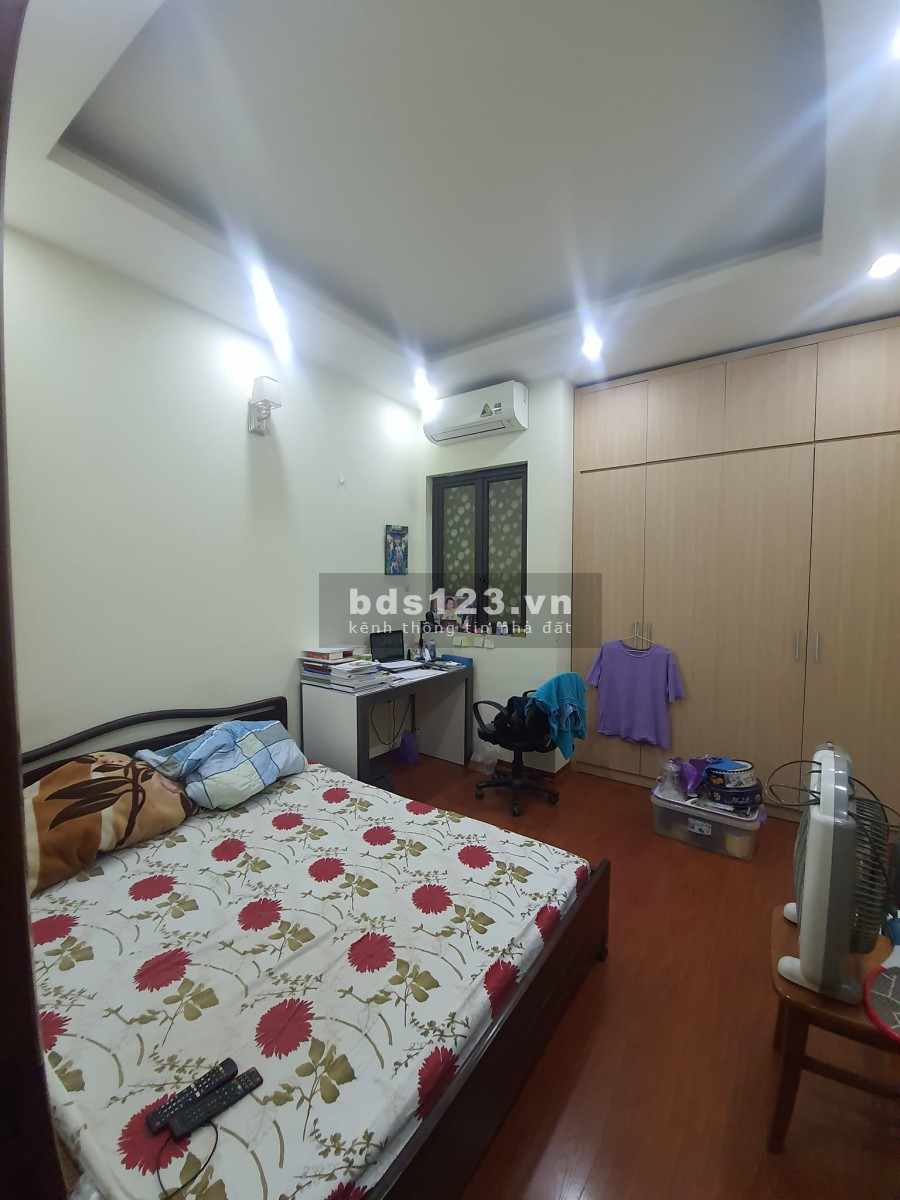 Siêu phẩm 5 sao bán nhà 4 tầng đúc ô tô Giang Biên Long Biên, diện tích 40m2, giá 5.x tỷ