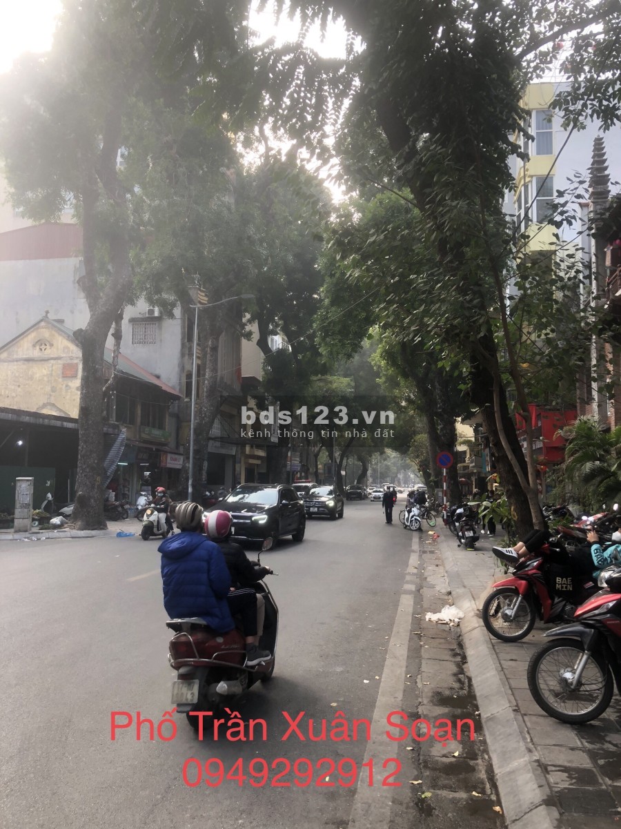 Bán nhà mặt phố Trần Xuân Soạn, diện tích sử dụng 305m2, mặt tiền 9.8m, giá bán 150 tỷ