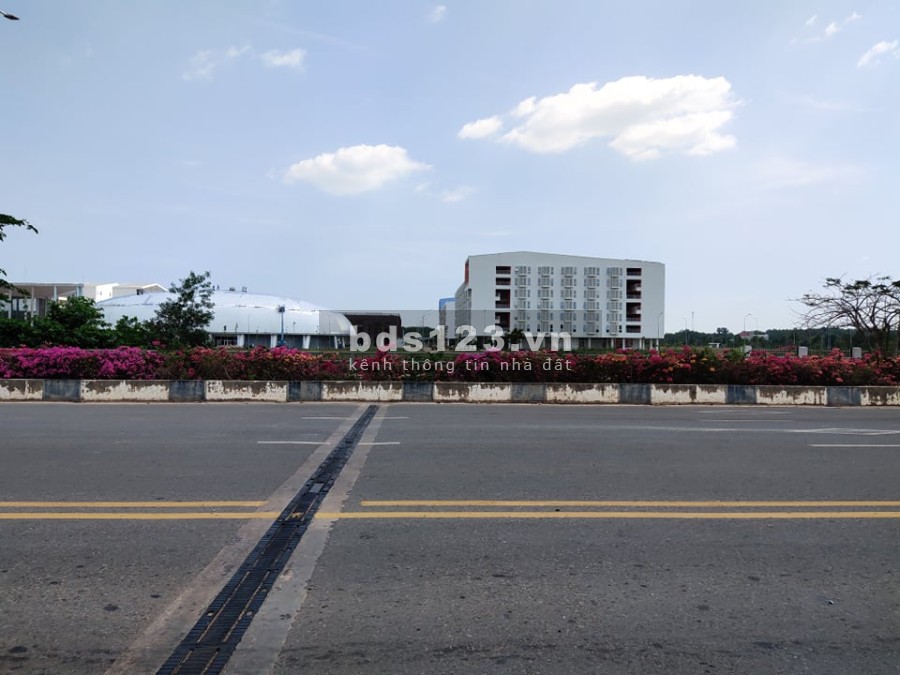 Ngộp ngân hàng 300m2 đường DA 1-2 giá thỏa thuận mặt tiền đường 35m đối diện KCN
