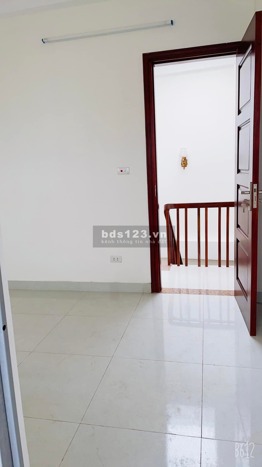 Bán nhà nguyên căn còn mới đón tết Tây Hồ, ô tô đỗ cửa sổ đỏ nở hậu giá nhỉnh 3 tỷ