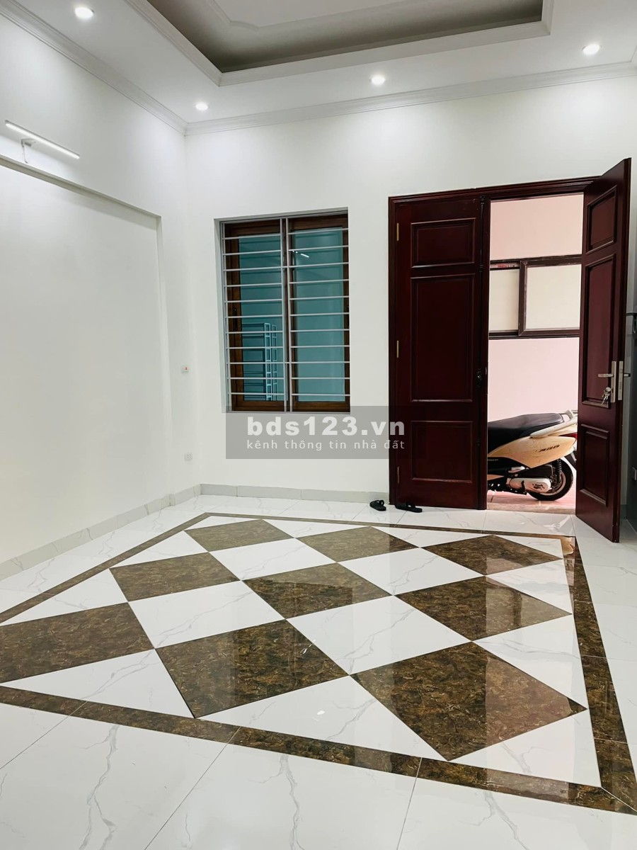 Bán nhà nguyên căn còn mới đón tết Tây Hồ, ô tô đỗ cửa sổ đỏ nở hậu giá nhỉnh 3 tỷ