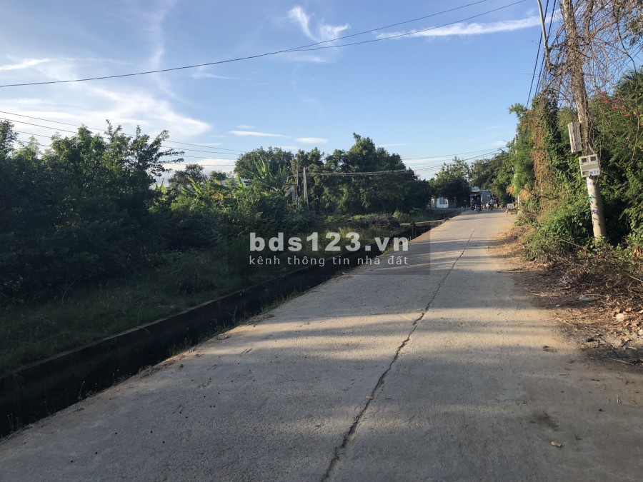 Cần tiền xây nhà mới nên bán gấp lô đất thổ cư giá bán 649 triệu, sổ đỏ rõ ràng, lhcc