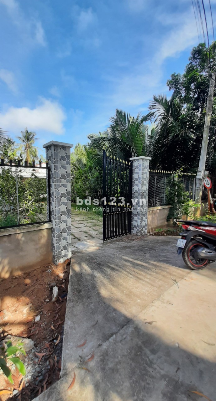 Chính chủ bán gấp trước tết đất tặng nhà mặt tiền lộ bêtông tại xã Sơn Phú, Giồng Trôm, Bến Tre.