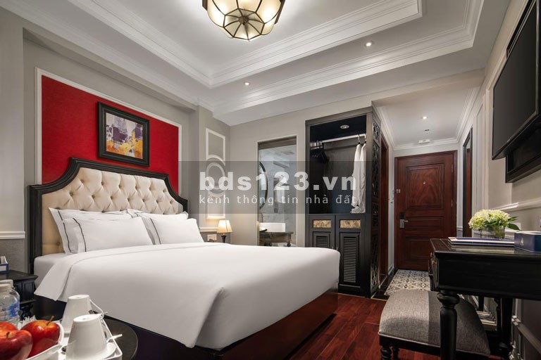 Cần bán khách sạn 24 phòng mặt tiền đường Phan Chu Trinh cách biển 5p giá 28 tỷ