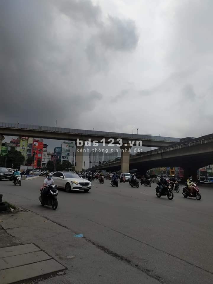 Bán nhà mặt phố Khuất Duy Tiến, diện tích 37m2, MT 8m, nhỉnh 10 tỷ, vỉa hè đá bóng