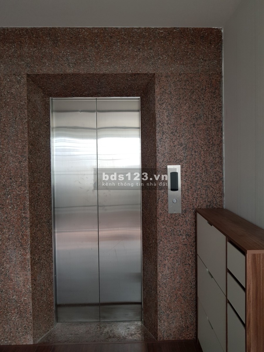 Cho thuê văn phòng, view sông Hồng, có tầng hầm môi trường làm việc yên tĩnh, bàn giao ngay