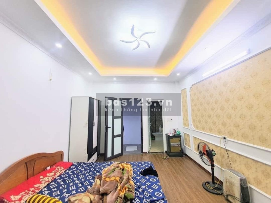 Bán nhà nguyên căn mới ở luôn ô tô đỗ sát nhà chủ thiện chí, bán nhanh, giá tốt thị trường