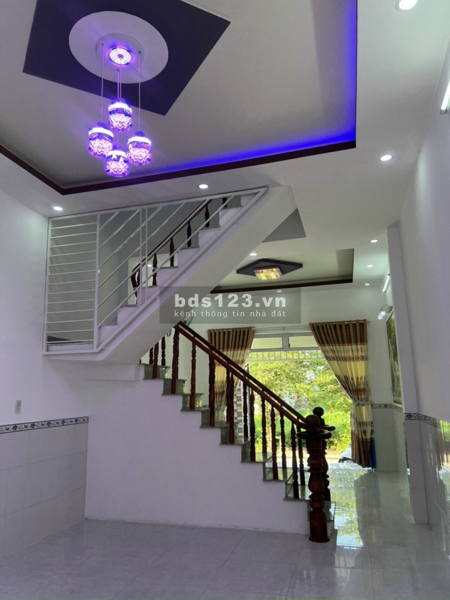 Bán nhà nguyên căn nằm ngay uỷ ban Bình Mỹ huyện Củ Chi, 1 trệt, 1 làu đúc, giá tốt