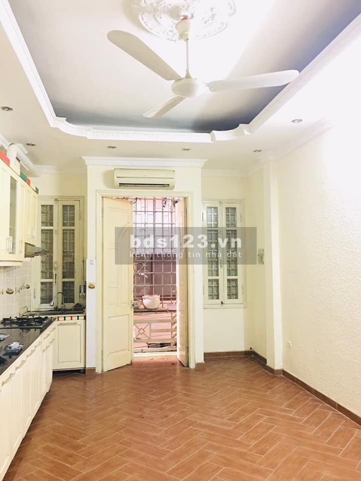 Bán nhà cạnh chợ Thành Công Ba Đình, đúc kiên cố 4 tầng, ô tô đỗ cửa, kinh doanh tốt, giá 5.9 tỷ