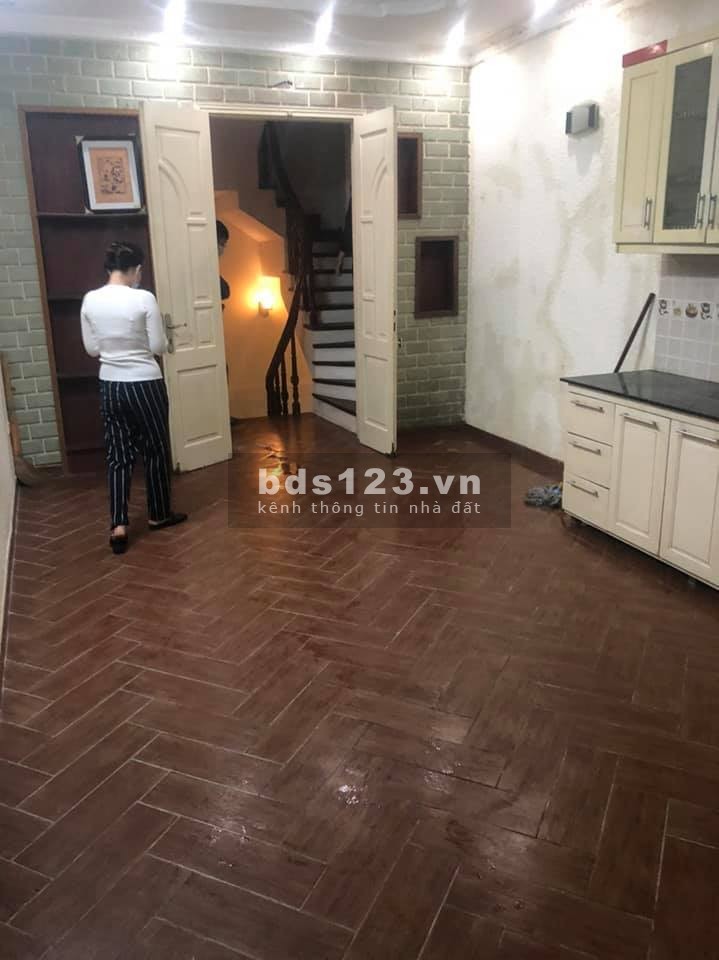 Bán nhà cạnh chợ Thành Công Ba Đình, đúc kiên cố 4 tầng, ô tô đỗ cửa, kinh doanh tốt, giá 5.9 tỷ