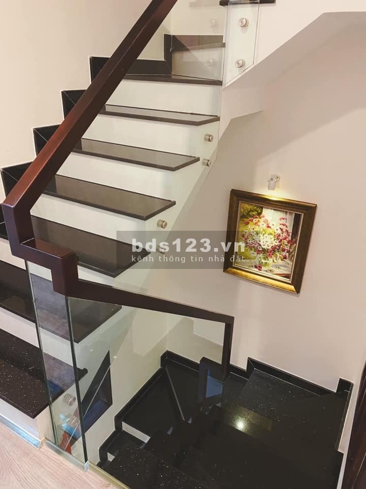 Bán nhà Linh Đàm, Hoàng Mai, dtsd 40m2, giá 3.3 tỷ, 4 tầng, mt 4m, lô góc, thoáng, tiện ích